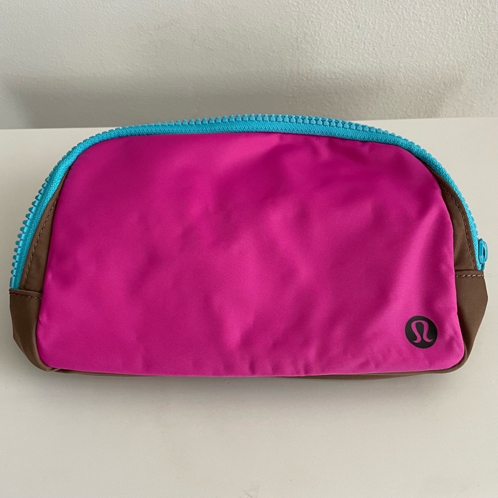 🆕 Lululemon Everywhere Belt Bag in Sonic Pink / Cacao / Black *RARE*